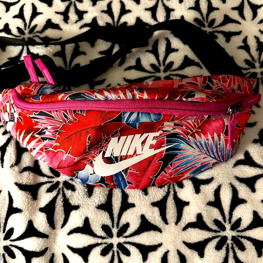 NWOT Nike fannypack!